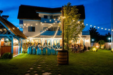 Property building, Restaurant/places to eat, Garden, Dinner