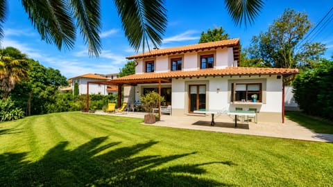 Property building, Garden, Balcony/Terrace, Living room, Dining area, Garden view