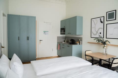 Bed, Kitchen or kitchenette, Bedroom