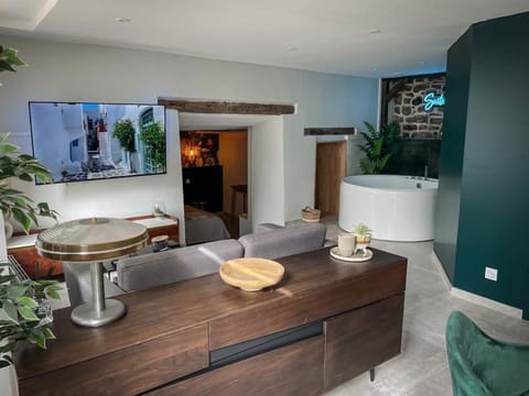 Suite Luxueuse Jacuzzi SUITE AMANTIS By Noma Apartment in Auvergne-Rhône-Alpes