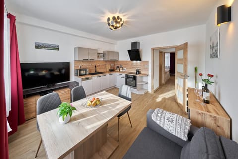 TV and multimedia, Kitchen or kitchenette, Living room, Seating area, Dining area
