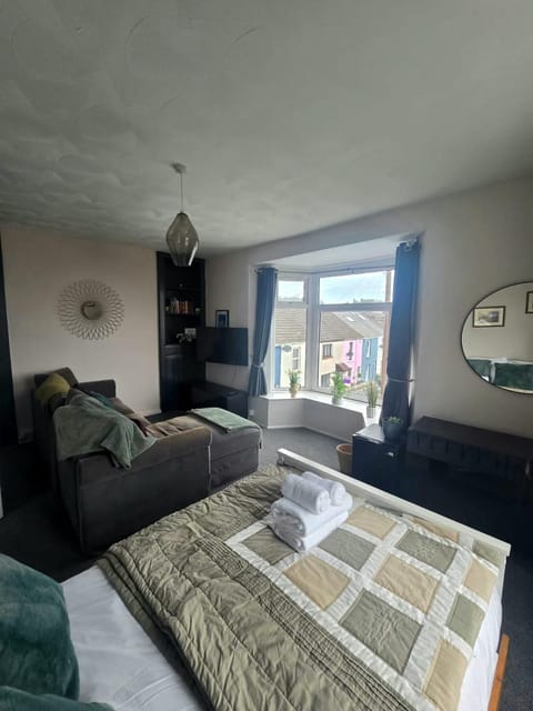 Inalong - Quirky property with sea views above an Ale House Apartment in The Mumbles