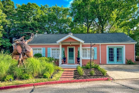 Eclectic Osage Cottage in Historic District House in Eureka Springs