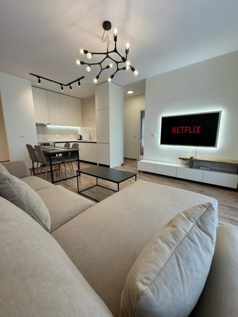 Communal lounge/ TV room, TV and multimedia, Living room, Seating area, Dining area, Evening entertainment