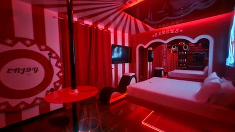 Communal lounge/ TV room, Bed, TV and multimedia, Photo of the whole room, Evening entertainment, Bedroom