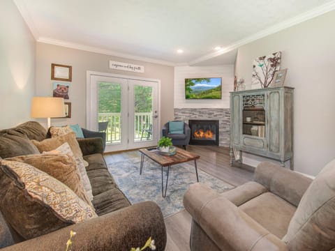 TV and multimedia, View (from property/room), Balcony/Terrace, Living room, Seating area, Mountain view, fireplace, furniture, wardrobe