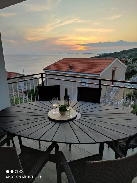 View (from property/room), Balcony/Terrace, Dining area, Sea view, Sunrise, Sunset