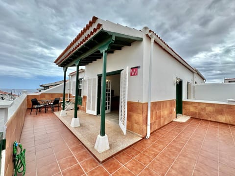 Property building, Balcony/Terrace, Dining area