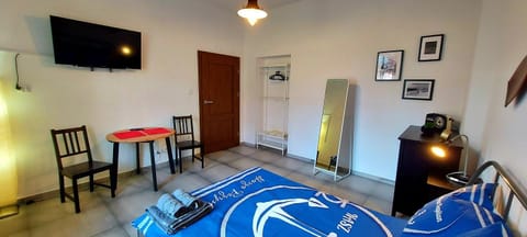 Photo of the whole room, Seating area