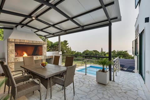 BBQ facilities, Balcony/Terrace, Dining area, Swimming pool