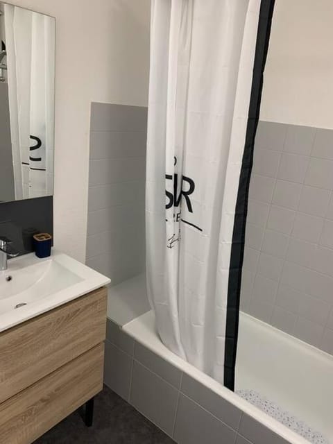 Studio entièrement rénové avec parking gratuit Apartment in Saint-Nazaire