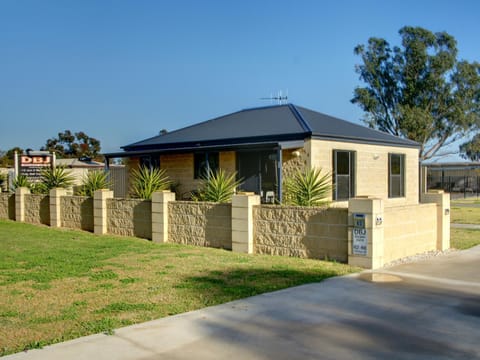 Facade/entrance, Property logo or sign, Natural landscape, On site, Street view