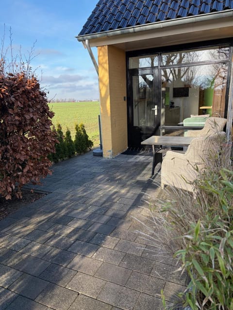 Property building, Facade/entrance, Garden, Balcony/Terrace