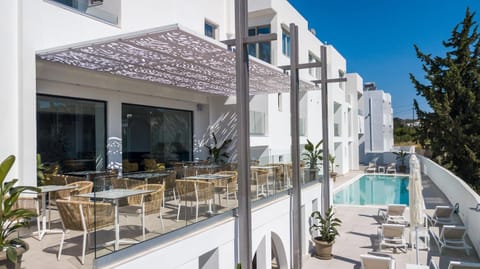 Property building, Balcony/Terrace, Pool view, Swimming pool, sunbed