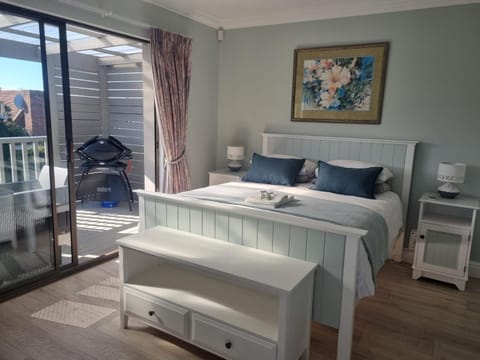 Modern Solar powered 1 bed studio apartment with amazing views Apartment in Plettenberg Bay