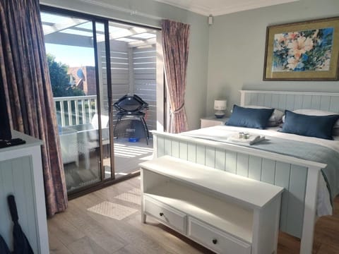 Modern Solar powered 1 bed studio apartment with amazing views Apartment in Plettenberg Bay