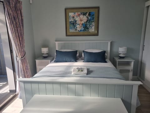 Modern Solar powered 1 bed studio apartment with amazing views Apartment in Plettenberg Bay