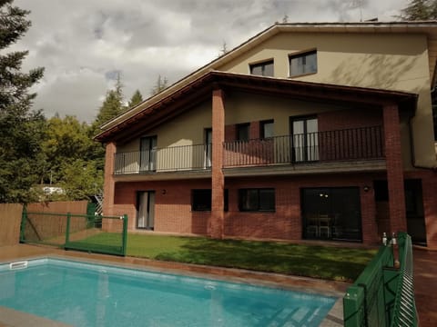 Property building, Garden view, Swimming pool, Swimming pool