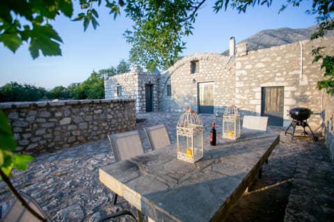 Property building, Patio, Day, Natural landscape, BBQ facilities, Dining area
