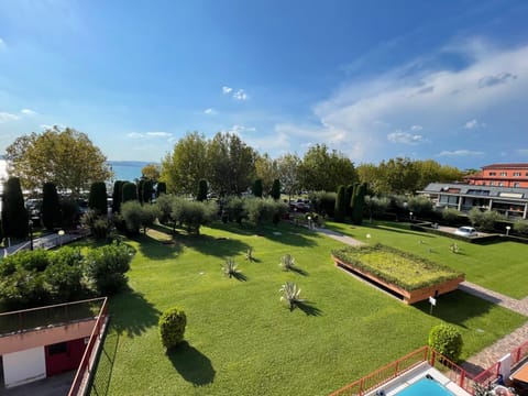 Splendid Lake view a few steps from the Castle Apartment in Sirmione