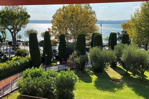 Splendid Lake view a few steps from the Castle Apartment in Sirmione