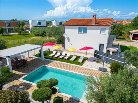 Property building, Day, Garden, Garden view, Pool view, sunbed