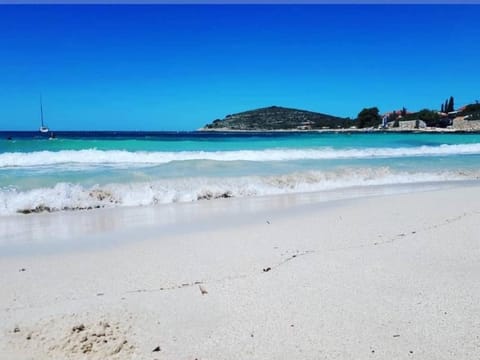 Franini Dvori - Island Oasis House in Split-Dalmatia County