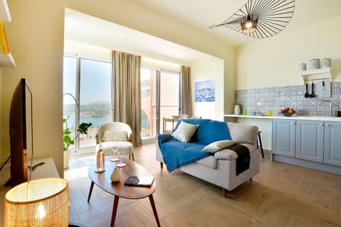 Kitchen or kitchenette, Seating area, Dining area