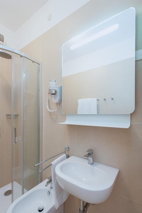 Shower, Toilet, towels