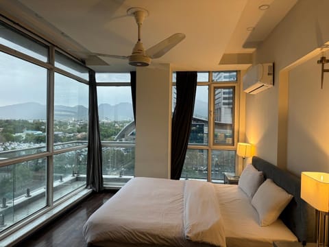 View (from property/room), Balcony/Terrace, Photo of the whole room, Bedroom, Mountain view