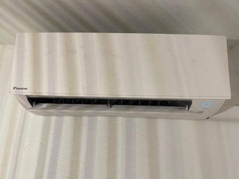 Kitchen or kitchenette, air conditioner