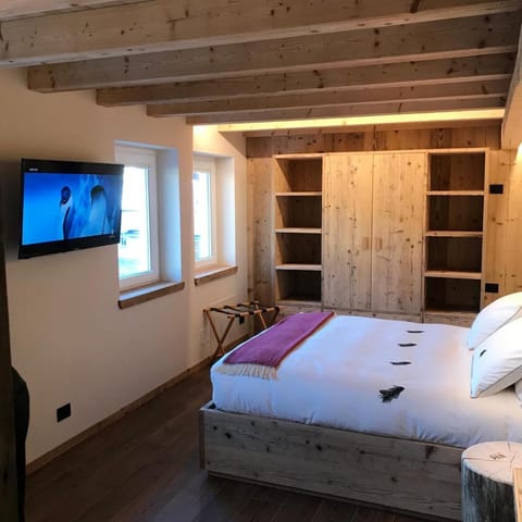 Bed, TV and multimedia, Photo of the whole room, Bedroom