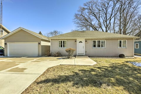 Twin Lakes Escape with Deck Less Than 1 Mi to Beach! House in Twin Lakes