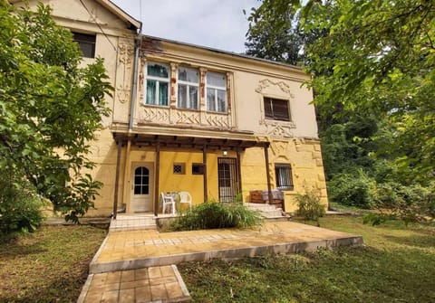 Property building, Facade/entrance, Spring, Day, Garden, Garden view