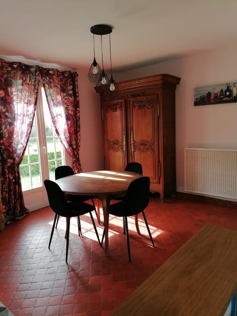 Living room, Seating area, Dining area, internet