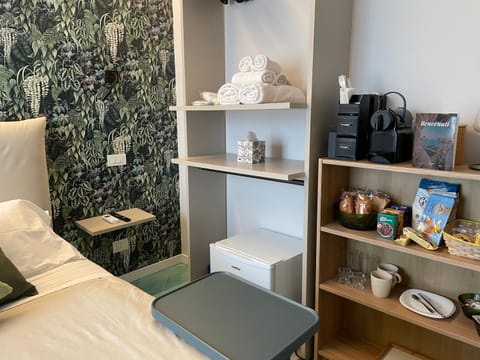 Coffee/tea facilities, Photo of the whole room, Bedroom