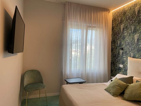 Bed, TV and multimedia, Photo of the whole room, Bedroom