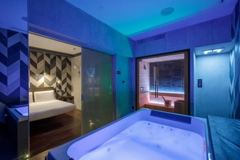 Hot Tub, Photo of the whole room