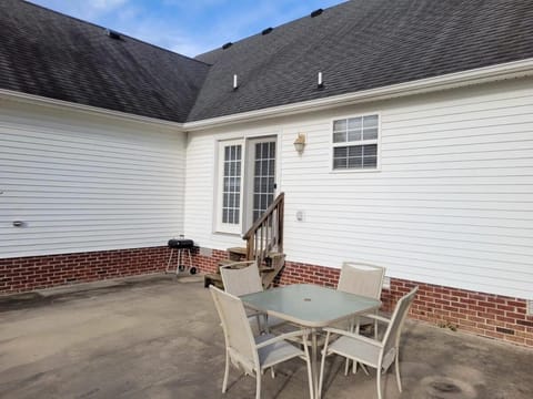 Fenced backyard! 6 miles to Cookeville Boat Dock! House in Center Hill Lake