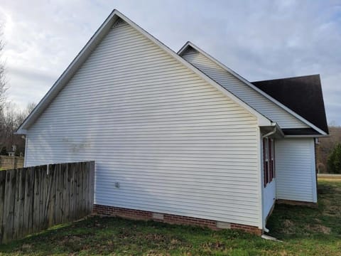 Fenced backyard! 6 miles to Cookeville Boat Dock! House in Center Hill Lake