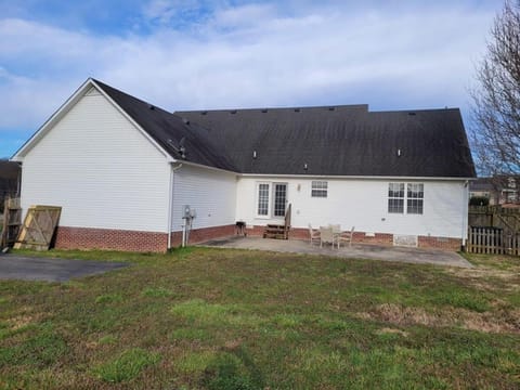 Fenced backyard! 6 miles to Cookeville Boat Dock! House in Center Hill Lake