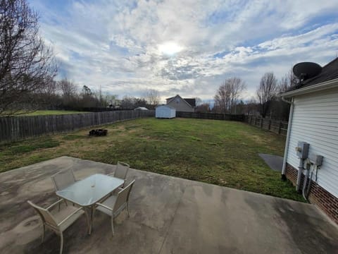 Fenced backyard! 6 miles to Cookeville Boat Dock! House in Center Hill Lake