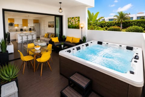 Hot Tub, Dining area, furniture, kitchen