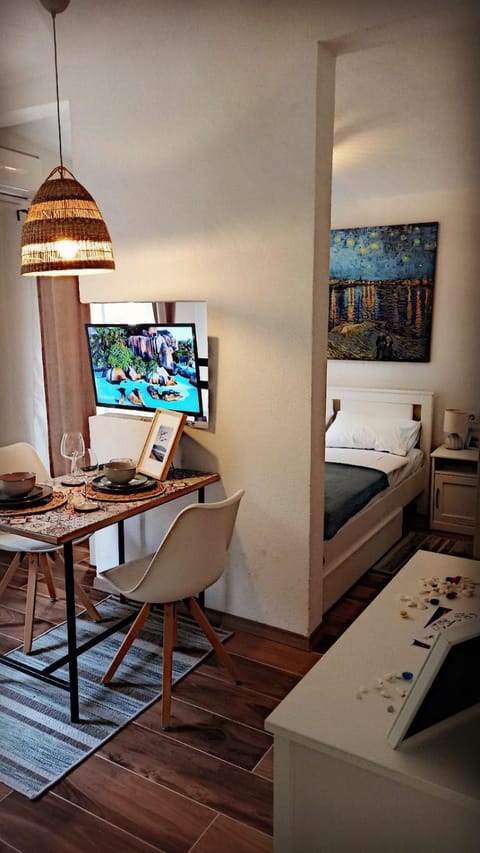 Communal lounge/ TV room, Bed, TV and multimedia, Living room, Photo of the whole room, Seating area, Dining area, Bedroom