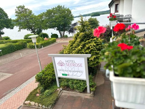 Day, Property logo or sign, Natural landscape, View (from property/room), Balcony/Terrace, Logo/Certificate/Sign, Lake view