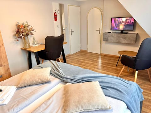 Bed, TV and multimedia, Photo of the whole room, Seating area, Evening entertainment, Bedroom