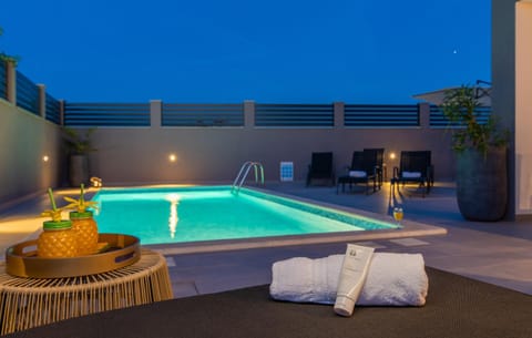 Swimming pool, Swimming pool