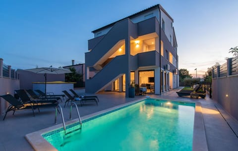 Property building, Pool view, Swimming pool, sunbed
