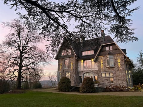 Property building, Facade/entrance, Garden, Garden view, Parking