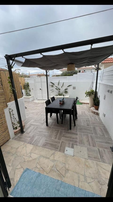 Day, Dining area